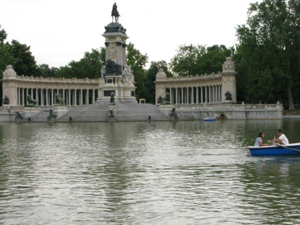 water feature in El Parque de Madrid, with rowboats and sculptures