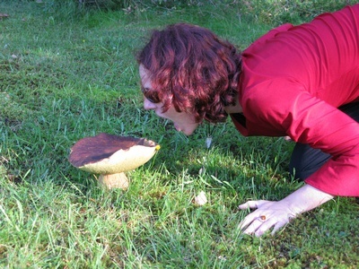 Nora Dunn, The Professional Hobo, trying to eat a gigantic mushroom in Sweden