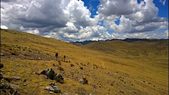 hiking along the trail to Huchuy Qosqo