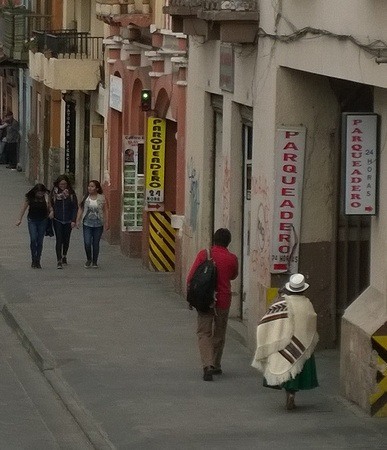 The juxtaposition between indigenous and modern cultures in Cuenca