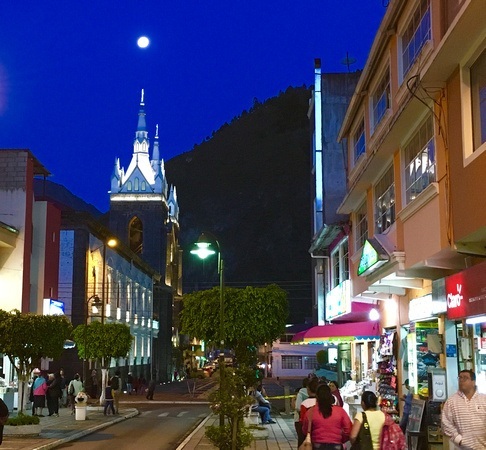 Baños at night