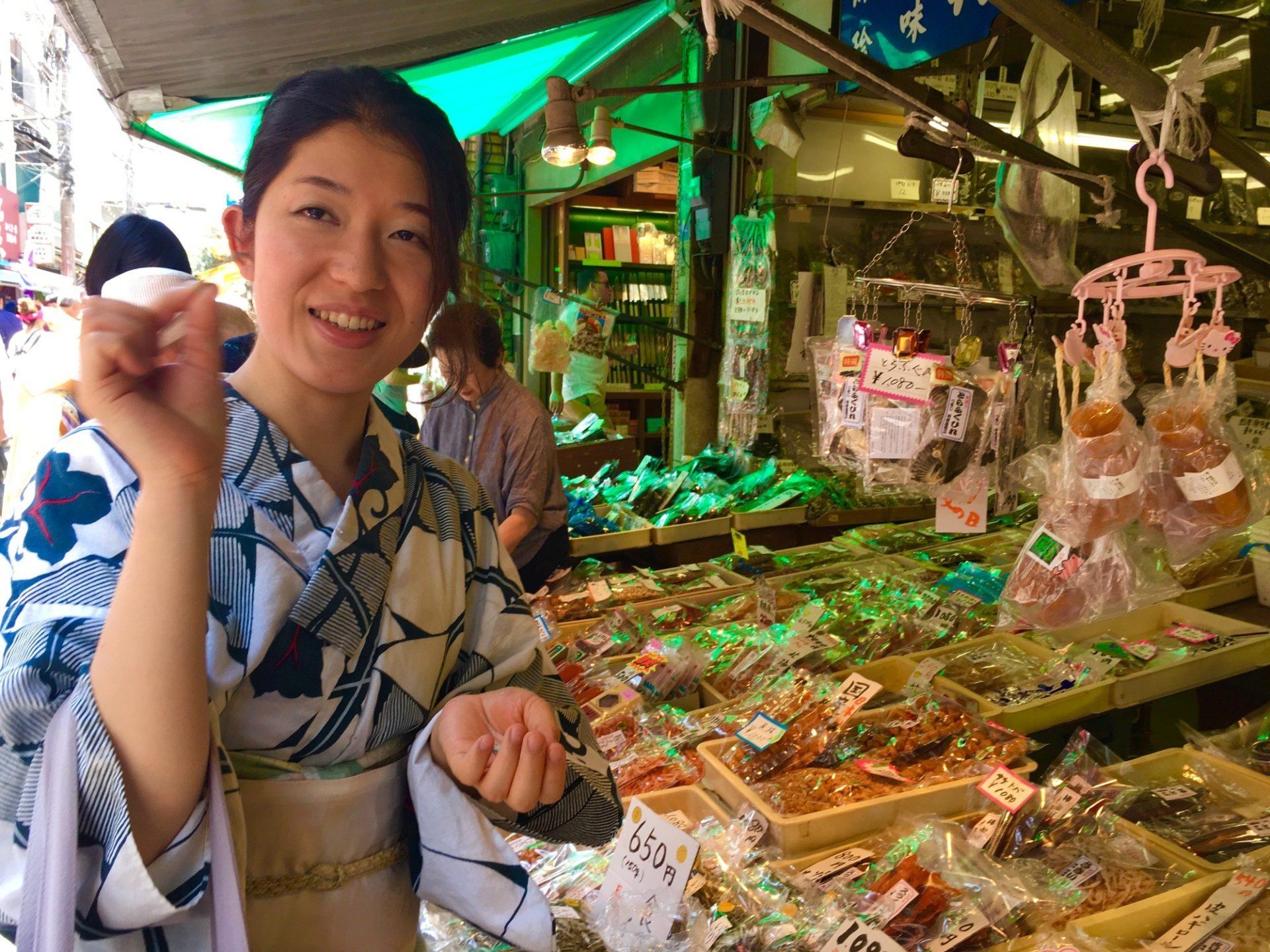 Tsukiji Fish Market - shopping in the outer area