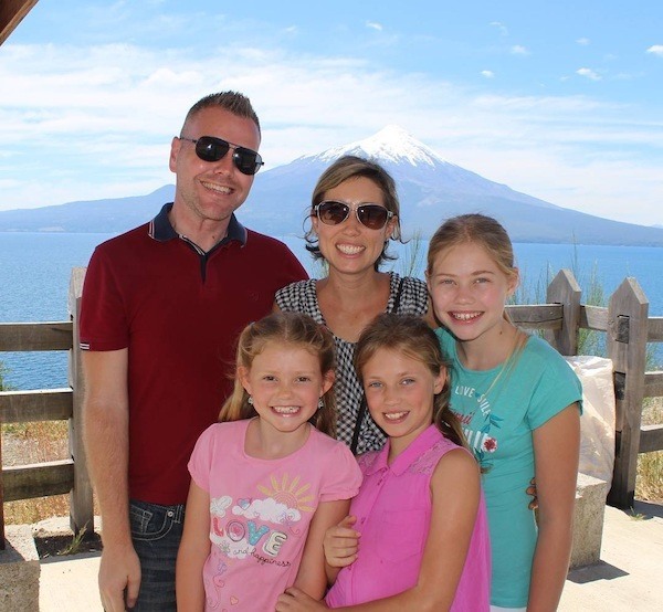 Beautiful family of five traveling full-time with online jobs