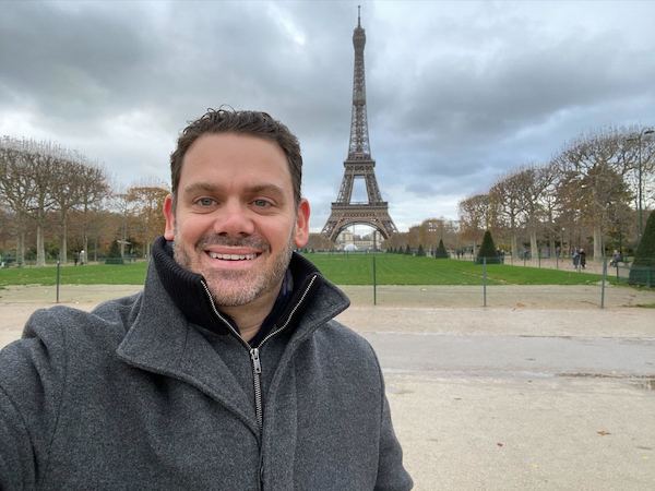 Chris Dyer and the Eiffel Tower, expert on remote leadership